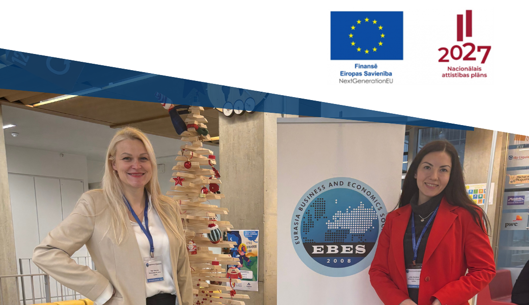 Prof. Inga Uvarova un Jūlija Saveļjeva pie EBES konferences banera Parīzē, Francijā.