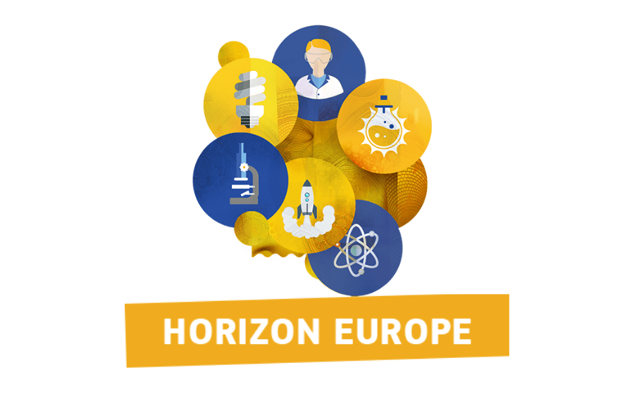stilizēta ilustrācija ar Eiropas Savienības karoga zvaigznēm un ‘Horizon Europe’ programmas vizuālajiem elementiem zilganā tonī, simbolizējot zinātni, inovācijas un starptautisku sadarbību