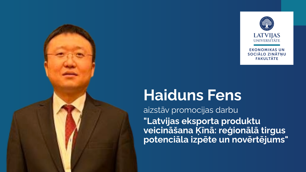 Latvijas Universitātes Ekonomikas un sociālo zinātņu fakultātes paziņojums par promocijas darba aizstāvēšanu. Haiduns Fens aizstāv promocijas darbu "Latvijas eksporta produktu veicināšana Ķīnā: reģionālā tirgus potenciāla izpēte un novērtējums". Attēlā redzams promocijas darba autors tumšā uzvalkā ar sarkanu kaklasaiti