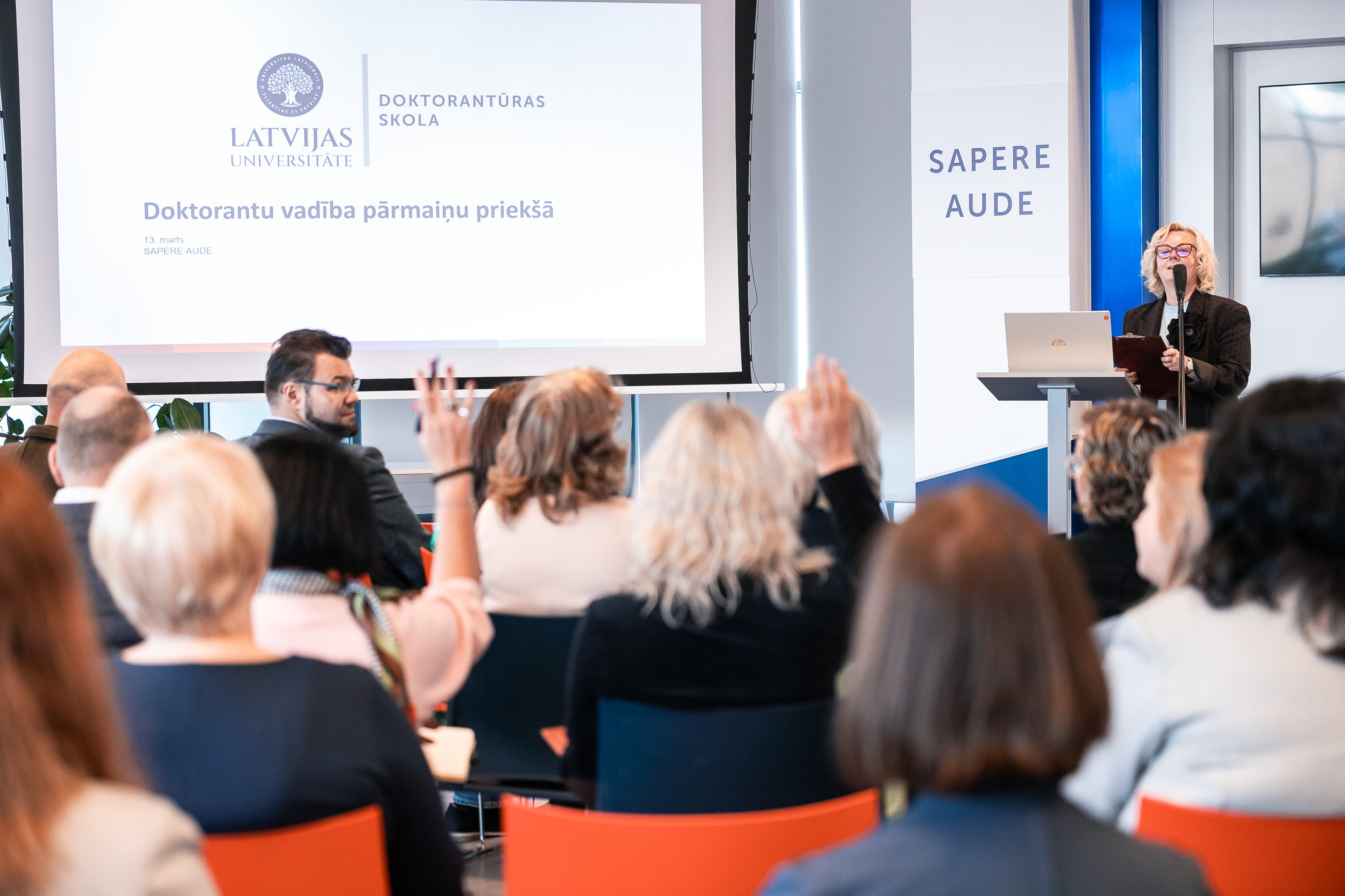 Pasākums "Starptautiskā konferencē LU diskutē par doktorantu vadības nākotni Eiropā un Latvijā", bildē pasākuma dalībnieki - LU zinātnes prodekāni, Doktorantūras skolu pārstāvji no RSU, RISEBA, TSI, LU mācībspēki un administratīvais personāls