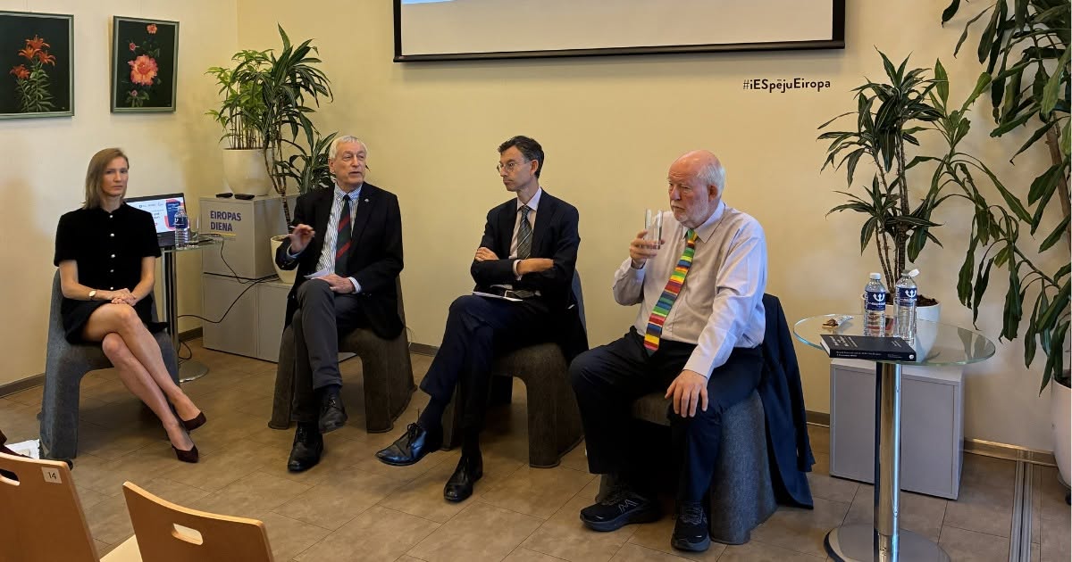 No kreisās: E. Djatkoviča, J. Kažociņš, B. Simms, Č. Klārks