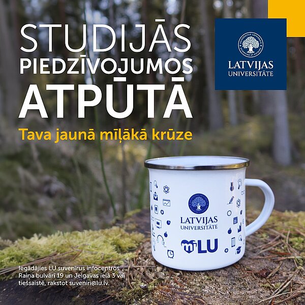 Priekšplānā uz sūnām mežā novietota balta emaljēta krūze ar tumšu maliņu. Uz krūzes ir Latvijas Universitātes logo un dažādas zilas ikonas.