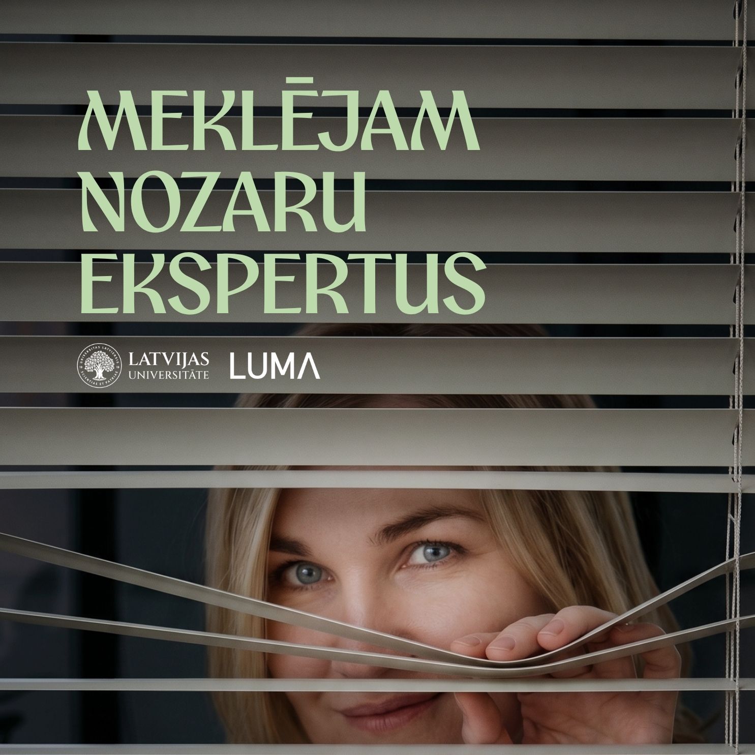 cilvēks aiz daļēji aizvērtām žalūzijām, turot vienu no žalūziju līstēm. Apakšējā kreisajā stūrī izvietoti Latvijas Universitātes un LUMA logotipi.